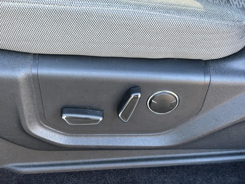 Ford F-150 Vehicle Full-screen Gallery Image 25