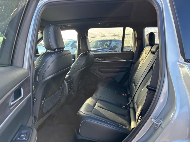 Jeep Grand Cherokee Vehicle Full-screen Gallery Image 12