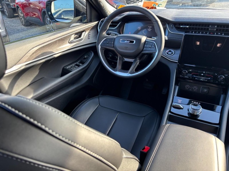 Jeep Grand Cherokee Vehicle Full-screen Gallery Image 13