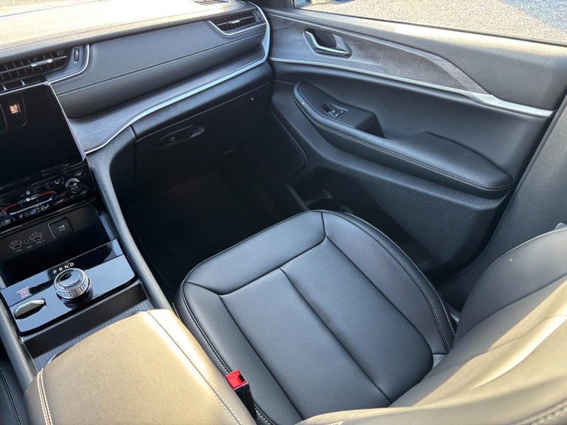 Jeep Grand Cherokee Vehicle Full-screen Gallery Image 15