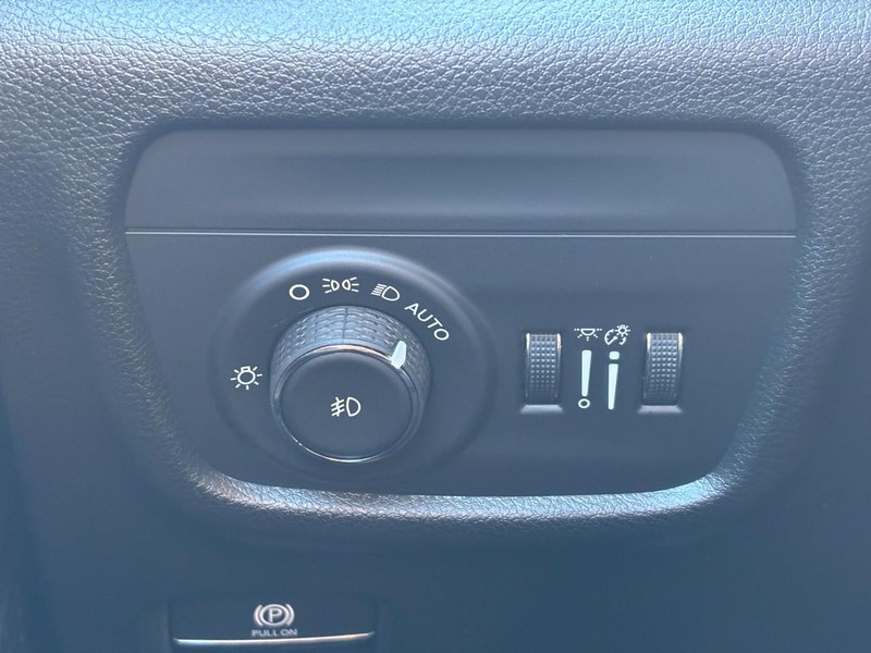 Jeep Grand Cherokee Vehicle Full-screen Gallery Image 17