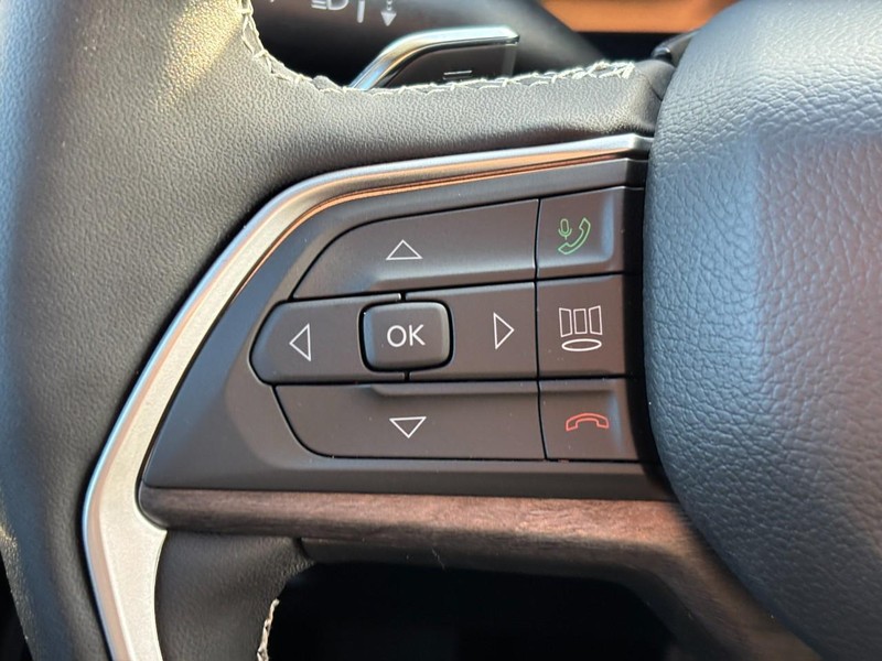 Jeep Grand Cherokee Vehicle Full-screen Gallery Image 18