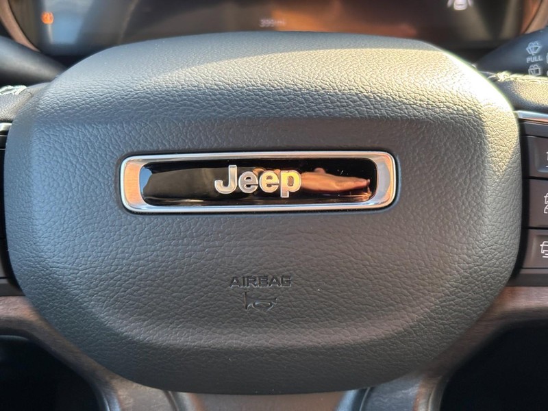 Jeep Grand Cherokee Vehicle Full-screen Gallery Image 19