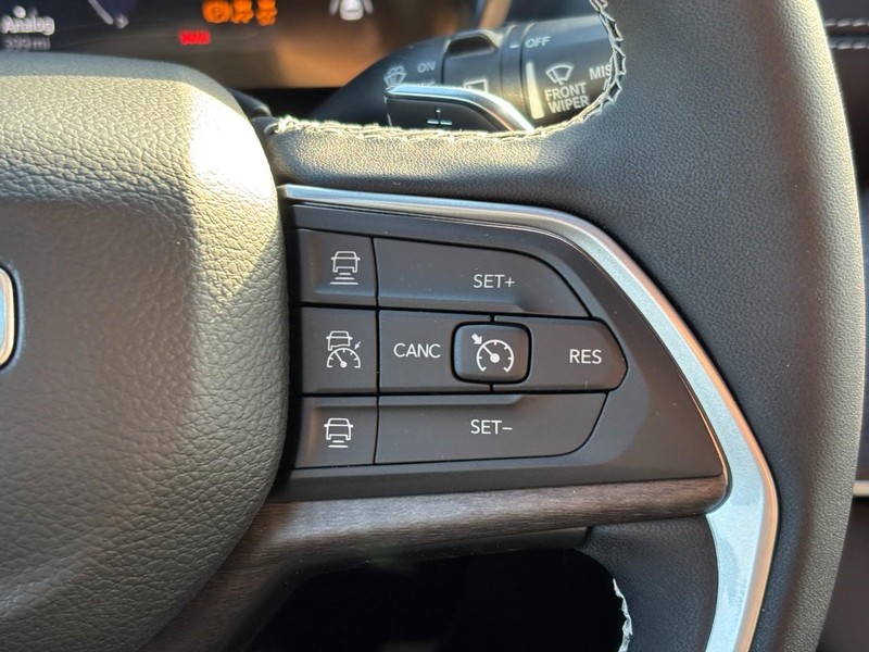 Jeep Grand Cherokee Vehicle Full-screen Gallery Image 20