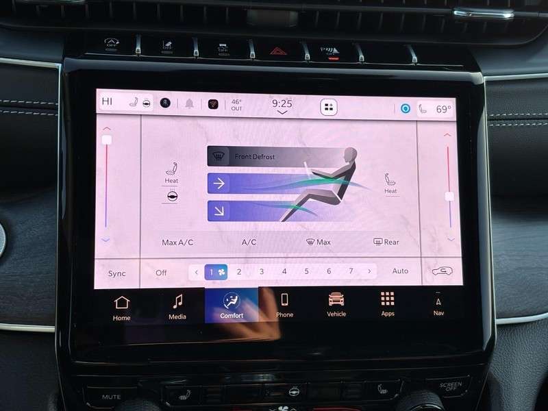 Jeep Grand Cherokee Vehicle Full-screen Gallery Image 22