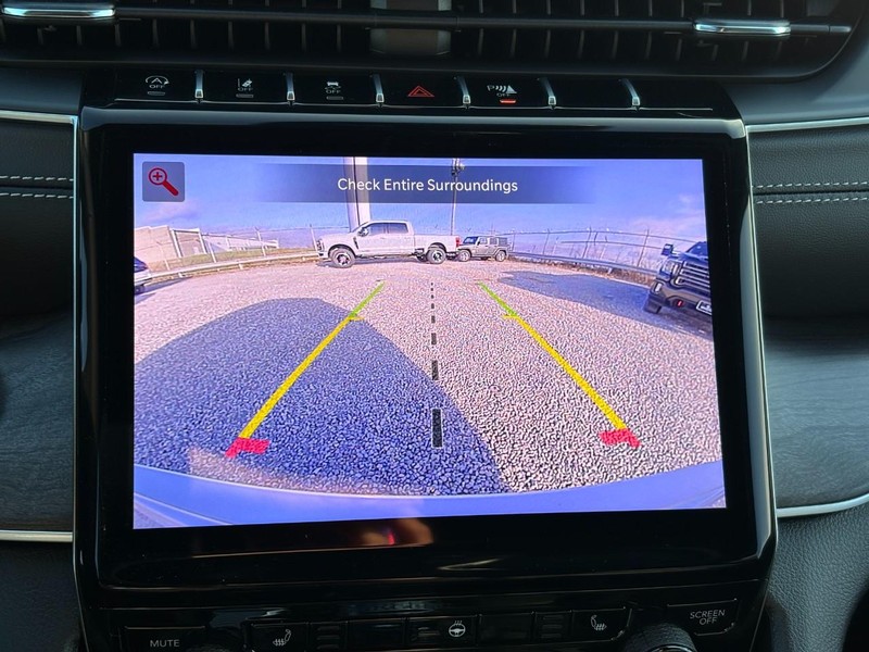 Jeep Grand Cherokee Vehicle Full-screen Gallery Image 24