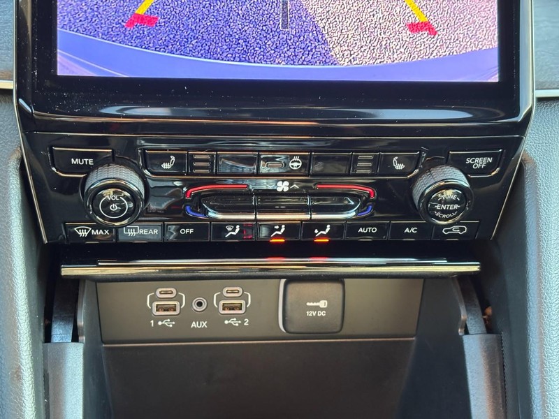 Jeep Grand Cherokee Vehicle Full-screen Gallery Image 25