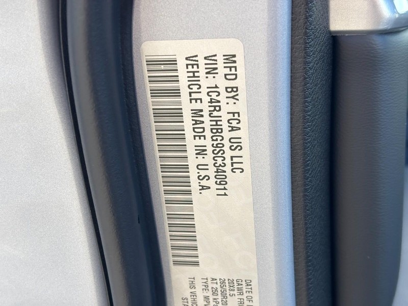 Jeep Grand Cherokee Vehicle Full-screen Gallery Image 27