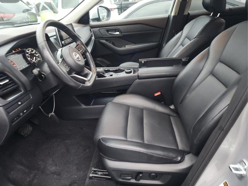 Nissan Rogue Vehicle Full-screen Gallery Image 04