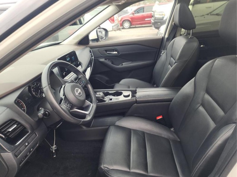 Nissan Rogue Vehicle Full-screen Gallery Image 04