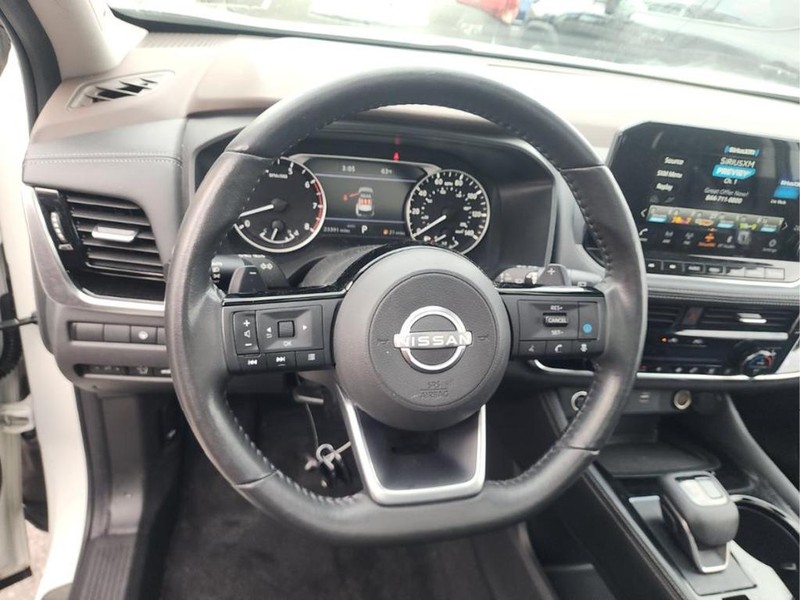 Nissan Rogue Vehicle Full-screen Gallery Image 05