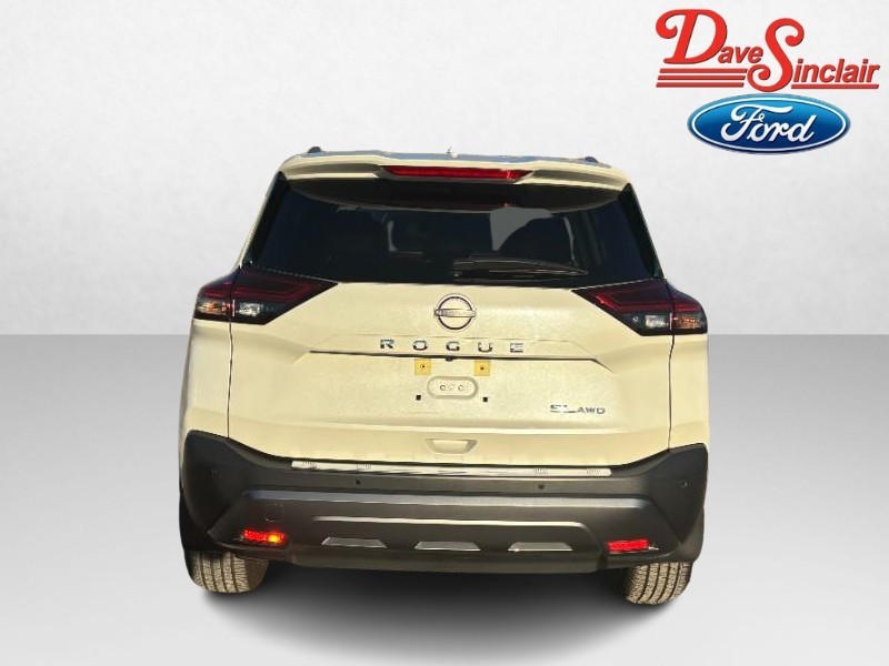 Nissan Rogue Vehicle Full-screen Gallery Image 08