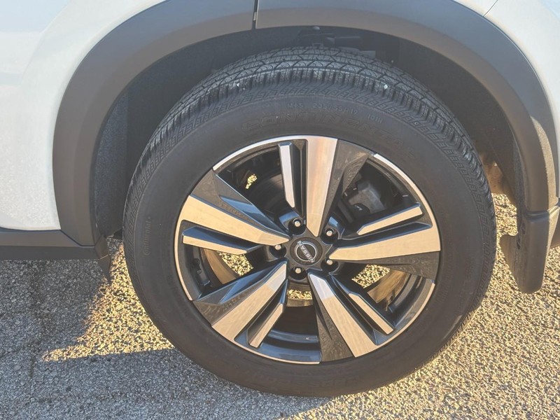 Nissan Rogue Vehicle Full-screen Gallery Image 11