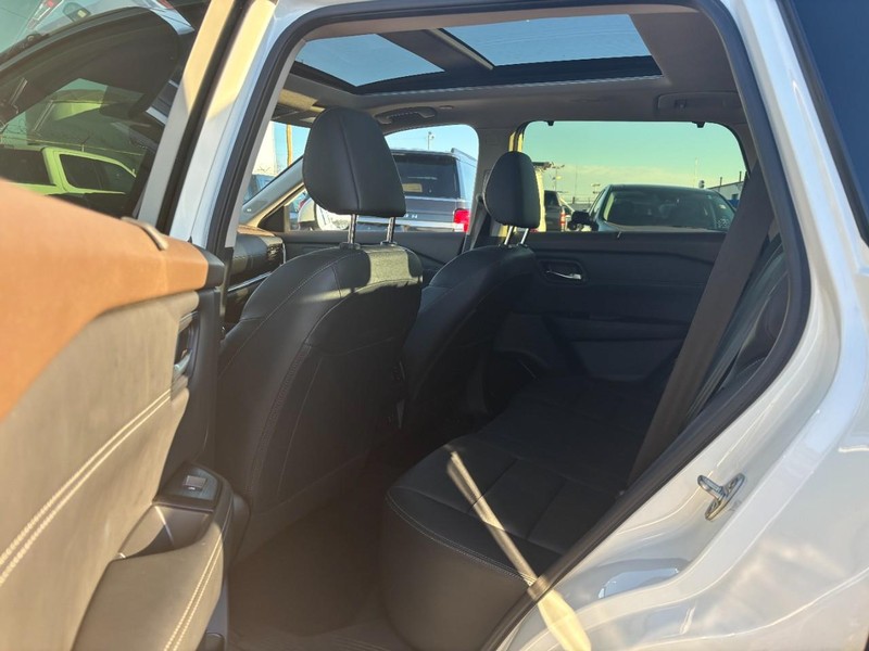 Nissan Rogue Vehicle Full-screen Gallery Image 12