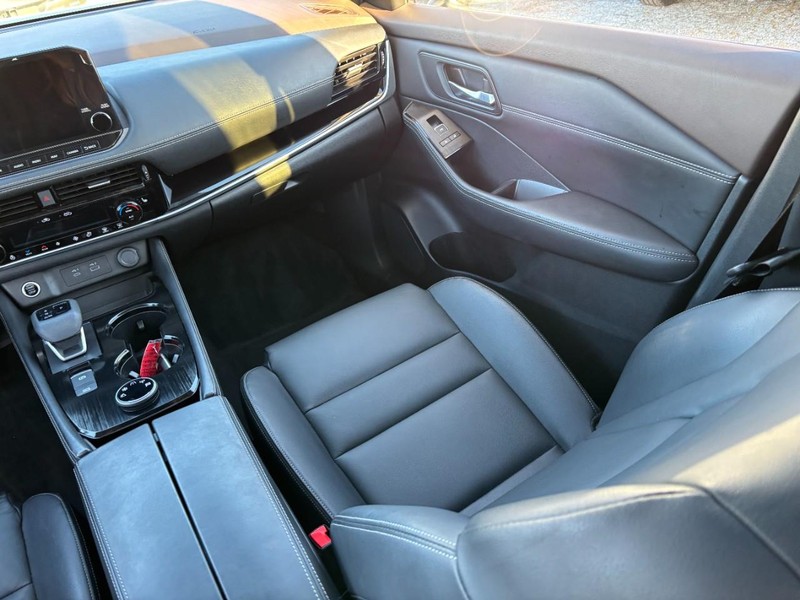 Nissan Rogue Vehicle Full-screen Gallery Image 15