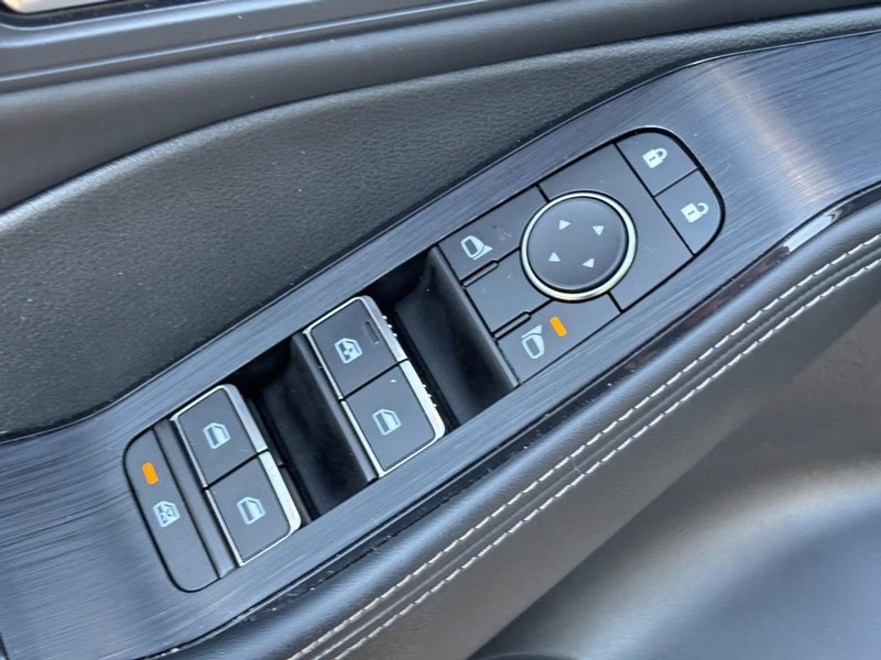 Nissan Rogue Vehicle Full-screen Gallery Image 17