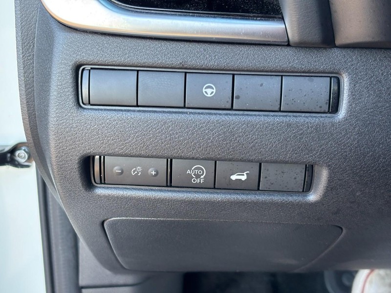 Nissan Rogue Vehicle Full-screen Gallery Image 18