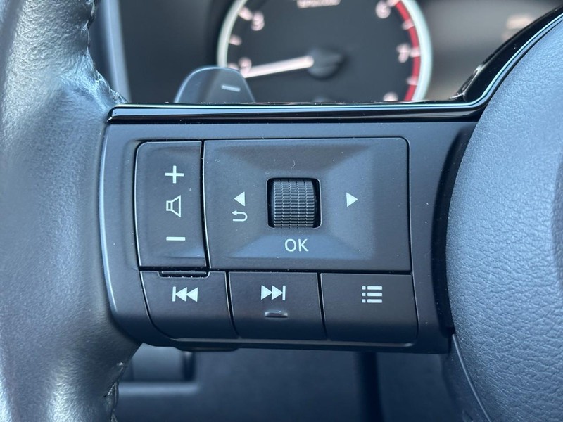 Nissan Rogue Vehicle Full-screen Gallery Image 19