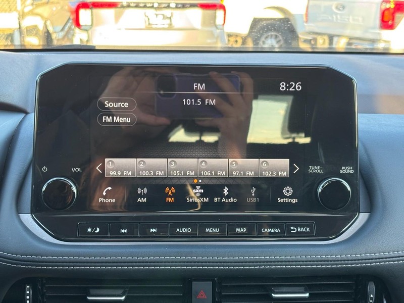 Nissan Rogue Vehicle Full-screen Gallery Image 23