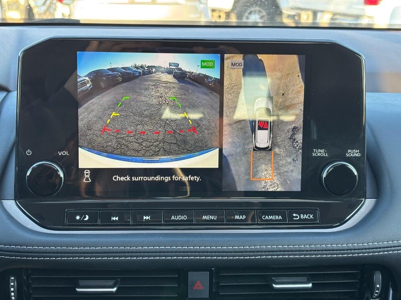 Nissan Rogue Vehicle Full-screen Gallery Image 24