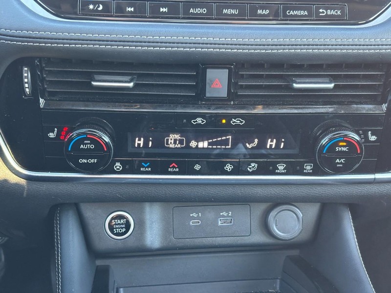 Nissan Rogue Vehicle Full-screen Gallery Image 25