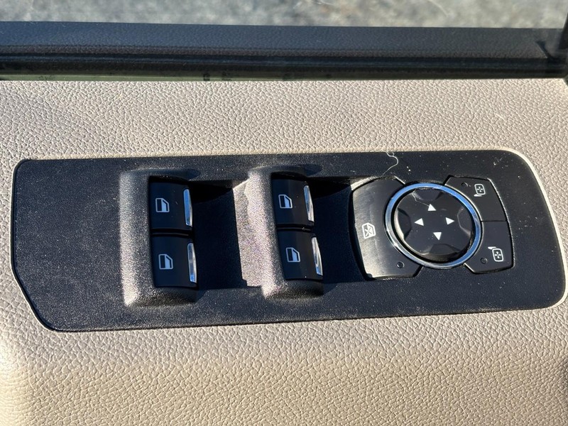 Ford F-150 Vehicle Full-screen Gallery Image 17