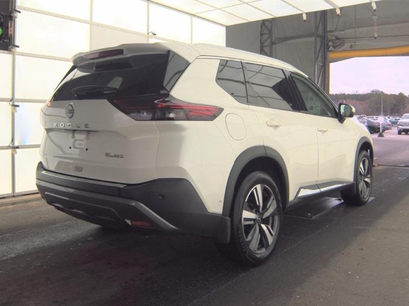 Nissan Rogue Vehicle Full-screen Gallery Image 02