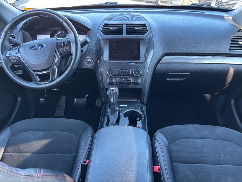 Ford Explorer Vehicle Image 14