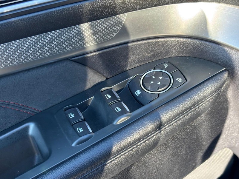 Ford Explorer Vehicle Image 17