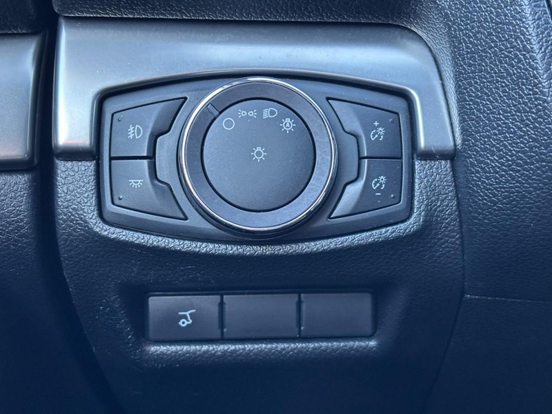 Ford Explorer Vehicle Image 18