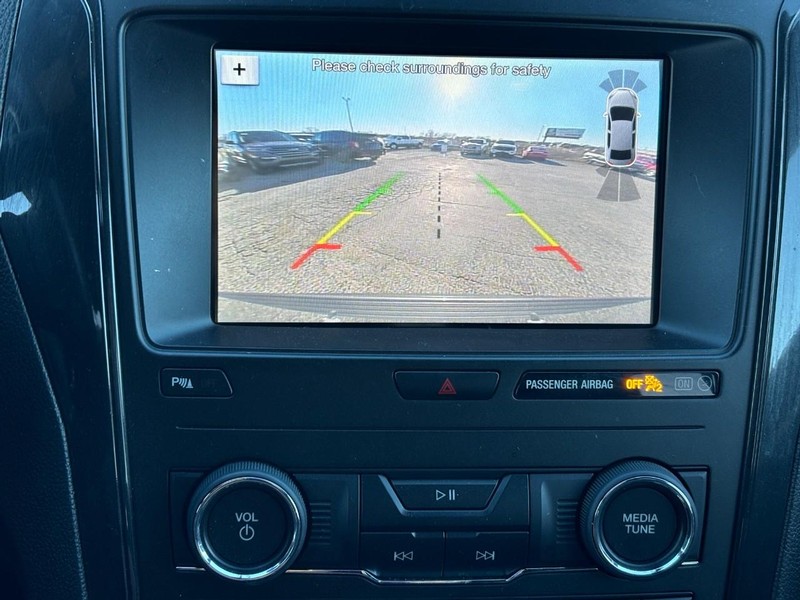 Ford Explorer Vehicle Image 24