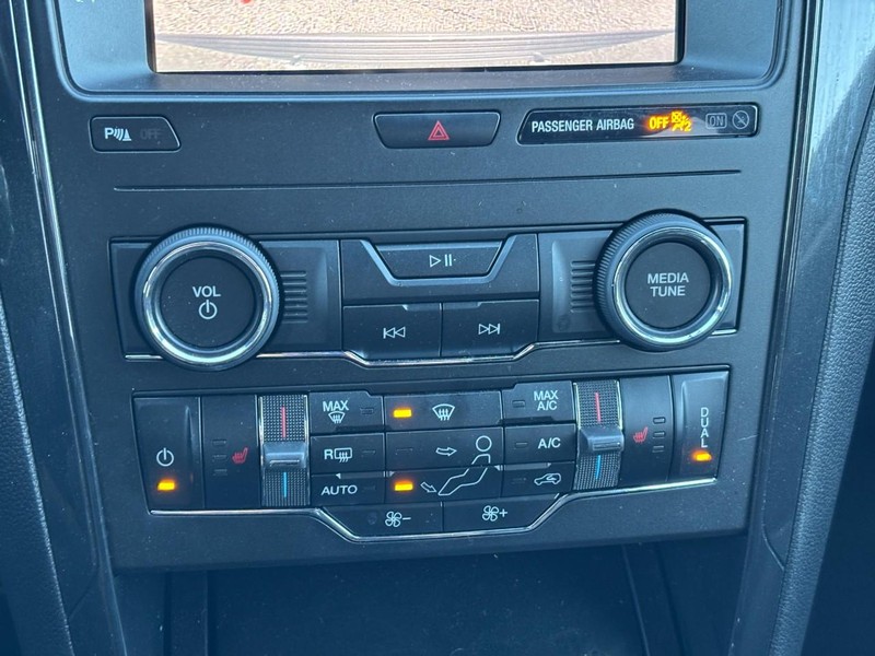 Ford Explorer Vehicle Image 25