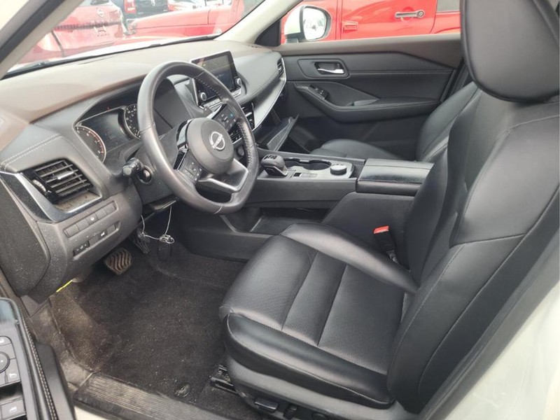 Nissan Rogue Vehicle Full-screen Gallery Image 04