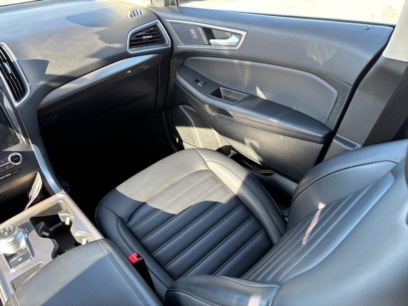 Ford Edge Vehicle Full-screen Gallery Image 15
