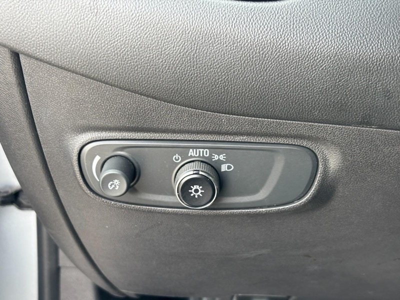 Chevrolet Equinox Vehicle Full-screen Gallery Image 16