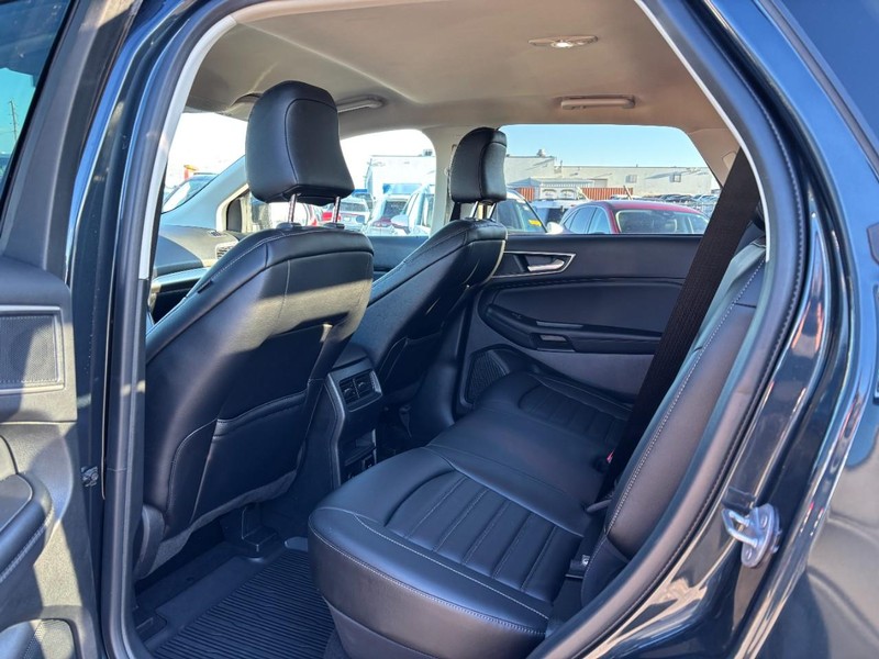Ford Edge Vehicle Full-screen Gallery Image 12