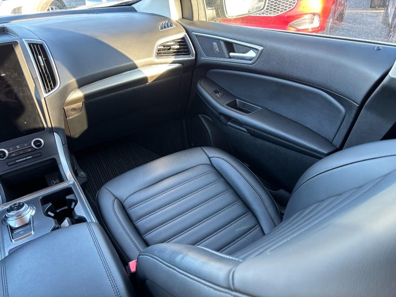 Ford Edge Vehicle Full-screen Gallery Image 15