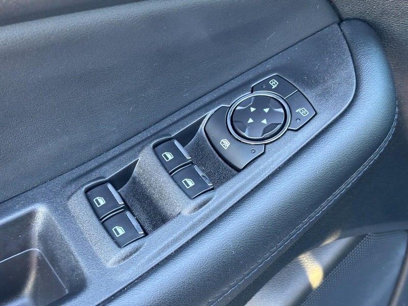 Ford Edge Vehicle Full-screen Gallery Image 17