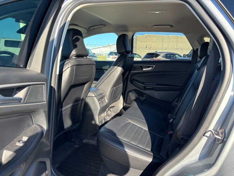 Ford Edge Vehicle Full-screen Gallery Image 12