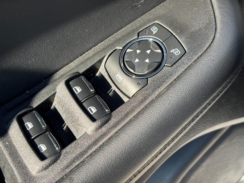 Ford Edge Vehicle Full-screen Gallery Image 17