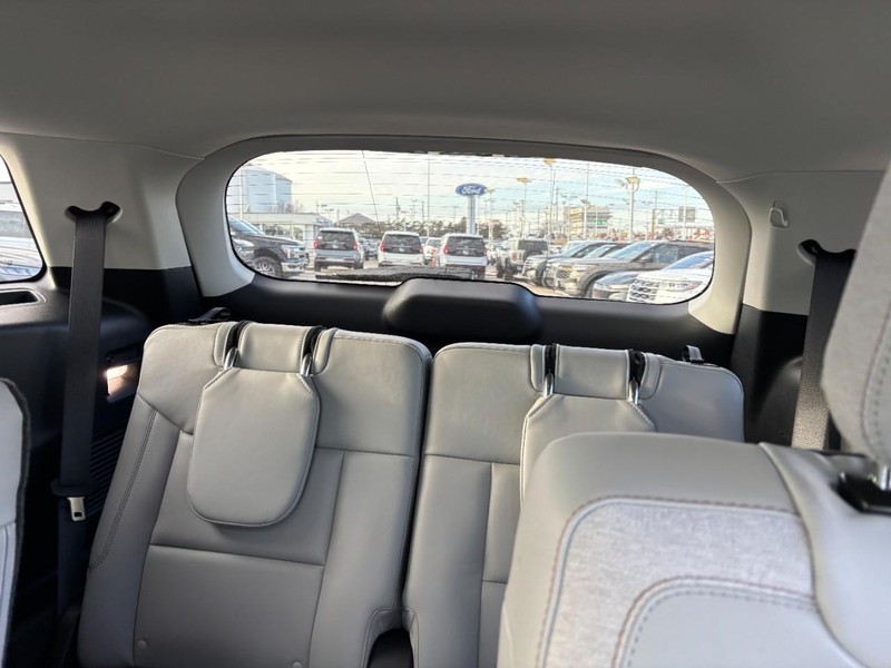 Ford Explorer Vehicle Full-screen Gallery Image 12