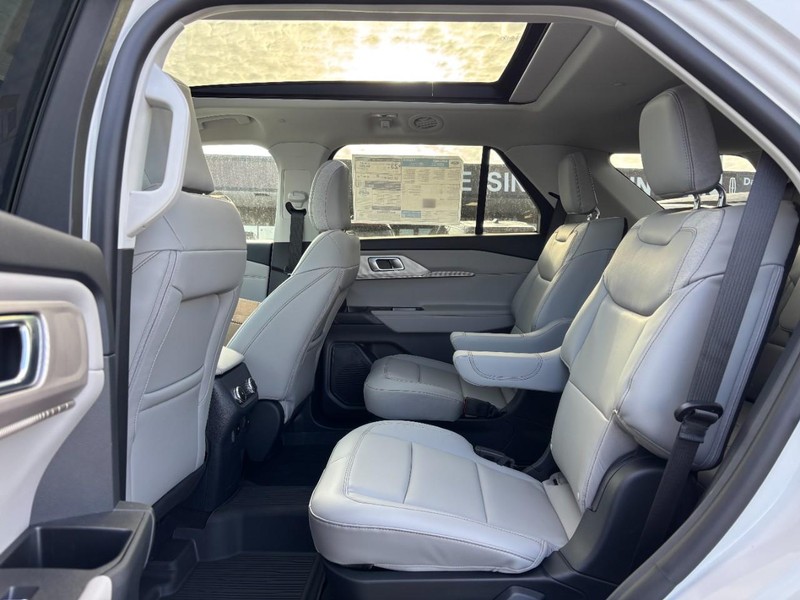 Ford Explorer Vehicle Full-screen Gallery Image 13