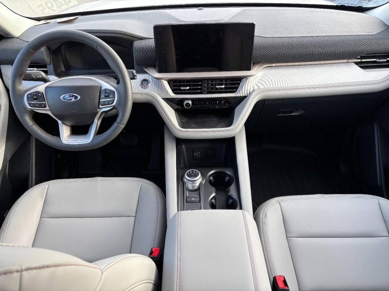 Ford Explorer Vehicle Full-screen Gallery Image 14