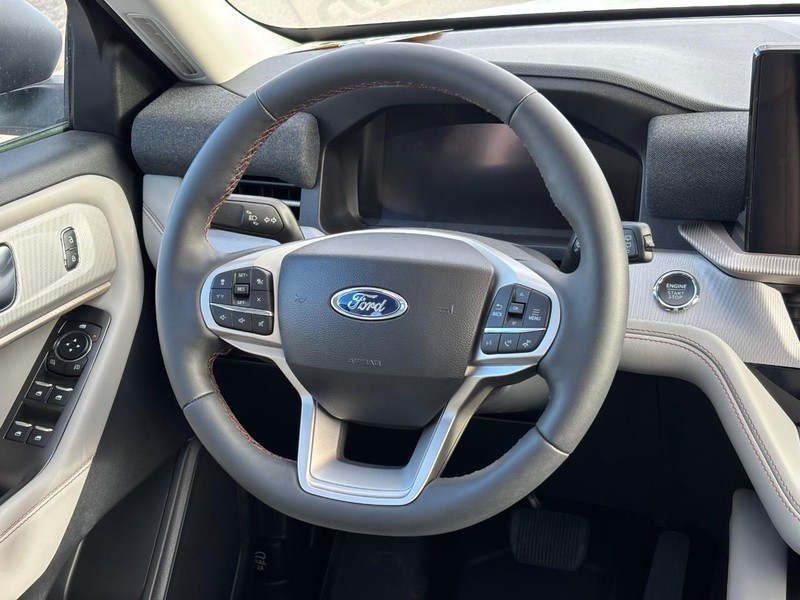 Ford Explorer Vehicle Full-screen Gallery Image 15