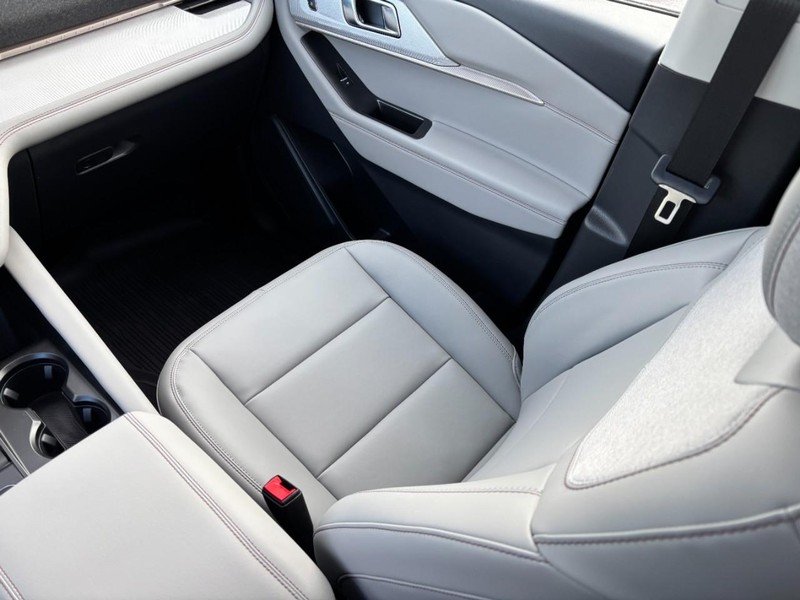 Ford Explorer Vehicle Full-screen Gallery Image 17