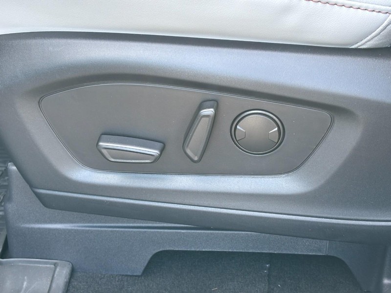 Ford Explorer Vehicle Full-screen Gallery Image 18