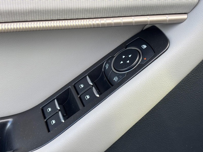 Ford Explorer Vehicle Full-screen Gallery Image 19