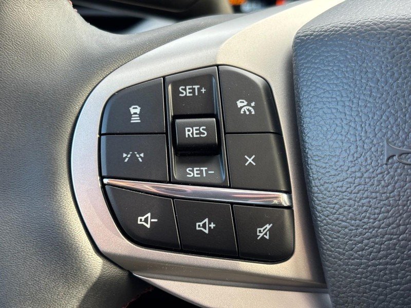 Ford Explorer Vehicle Full-screen Gallery Image 21