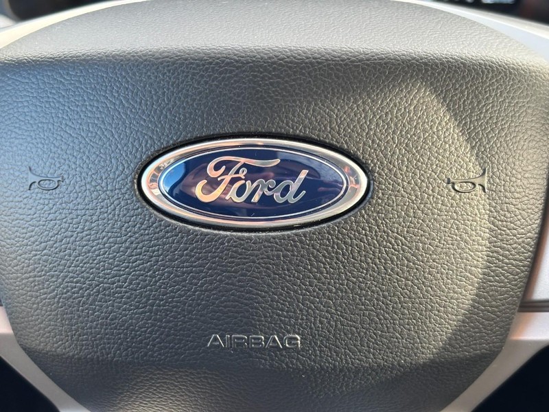 Ford Explorer Vehicle Full-screen Gallery Image 22