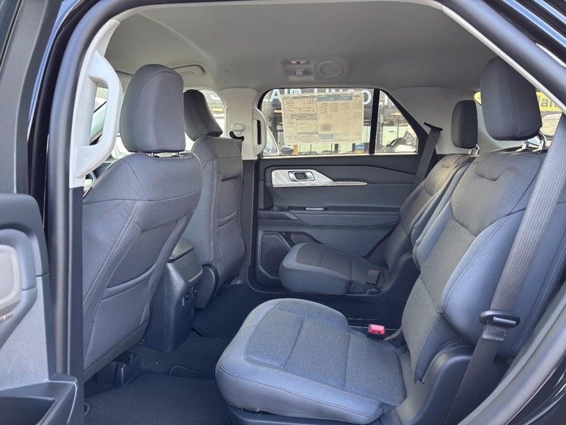 Ford Explorer Vehicle Image 13